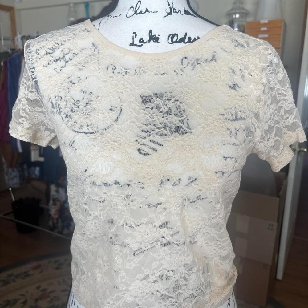 Cream see through lace crop top with short sleeves - Picture 1 of 3